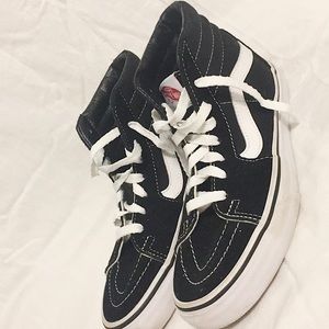 VANS (Classic!! black & white) w/ NEW laces S7